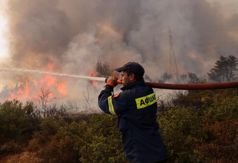 Veliki požar zahvatio predgrađe Atene, stanovnici pozvani da napuste kuće
